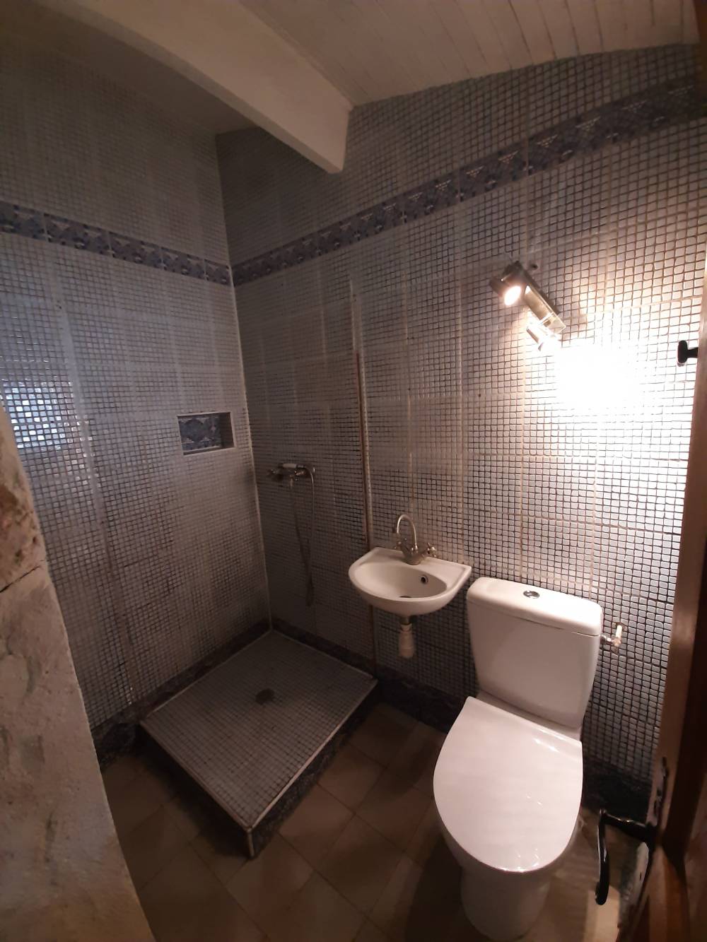 20230703_082023 salle de bain avant-min (1)